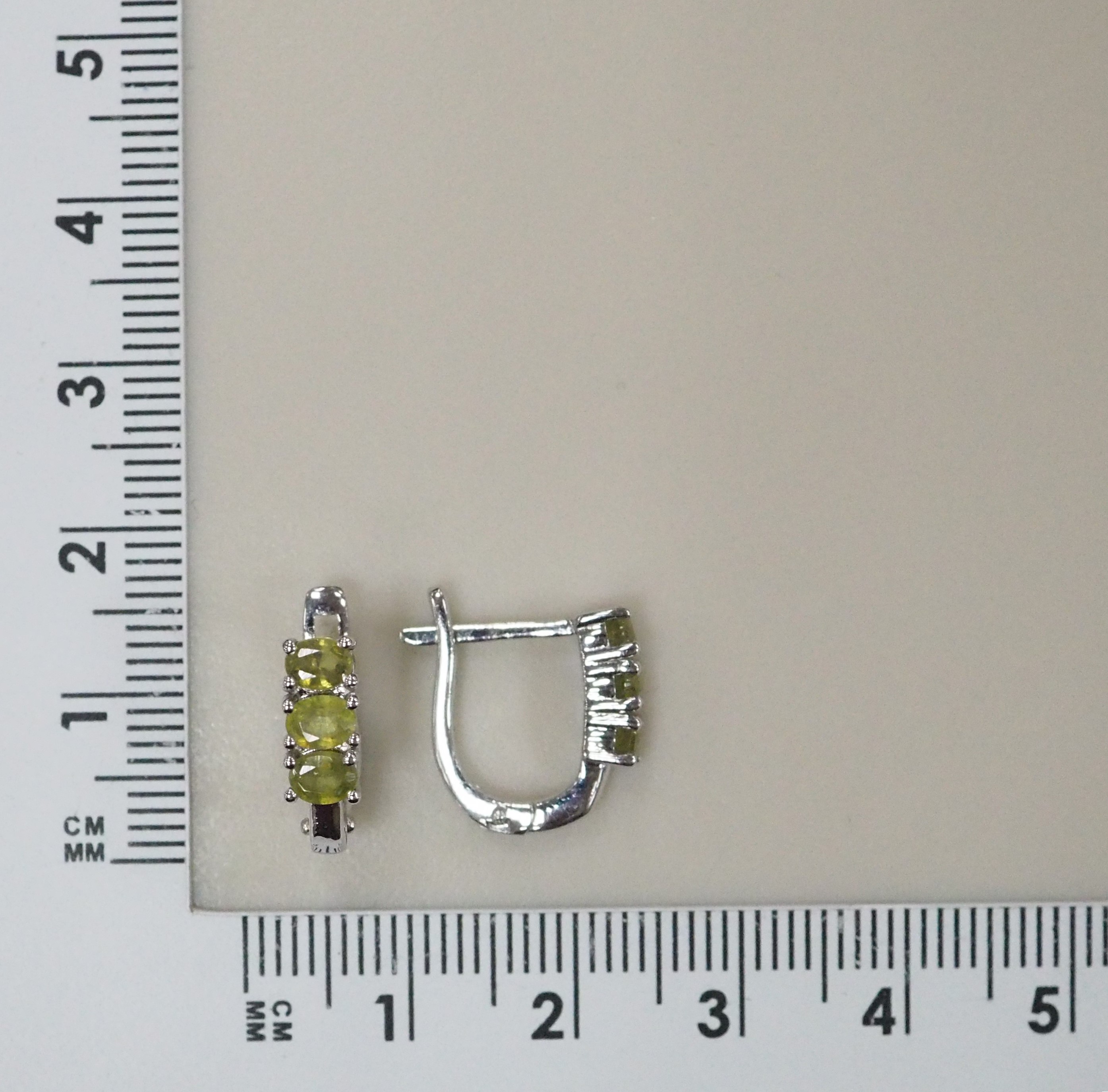 Серебряные серьги с зелеными сапфирами